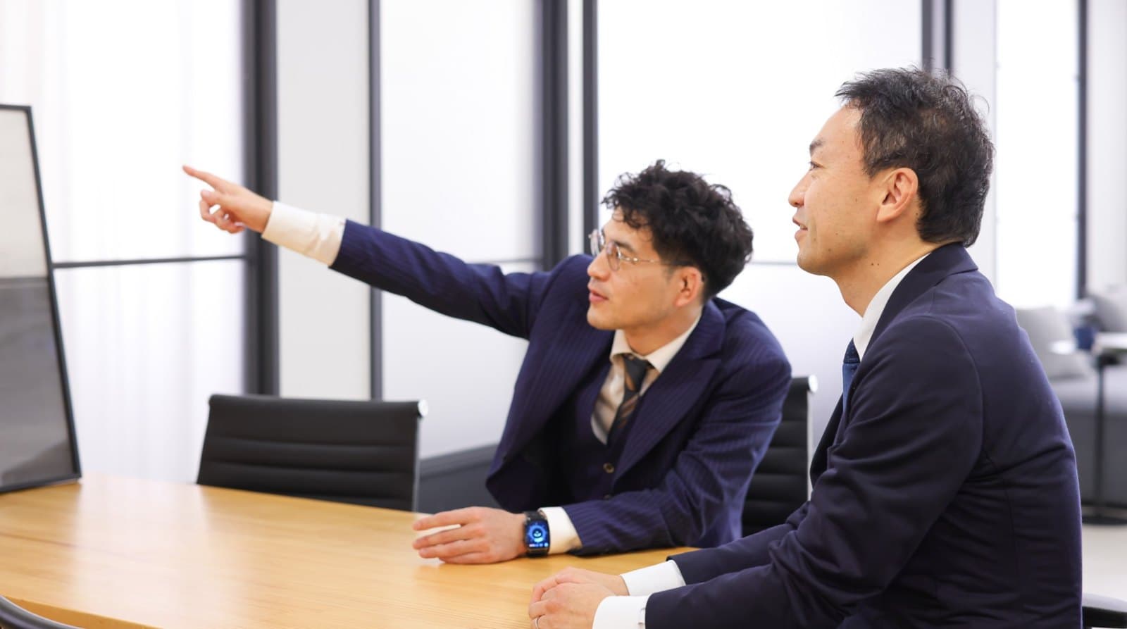 画面を指し示しながら診断結果を読み解く様子