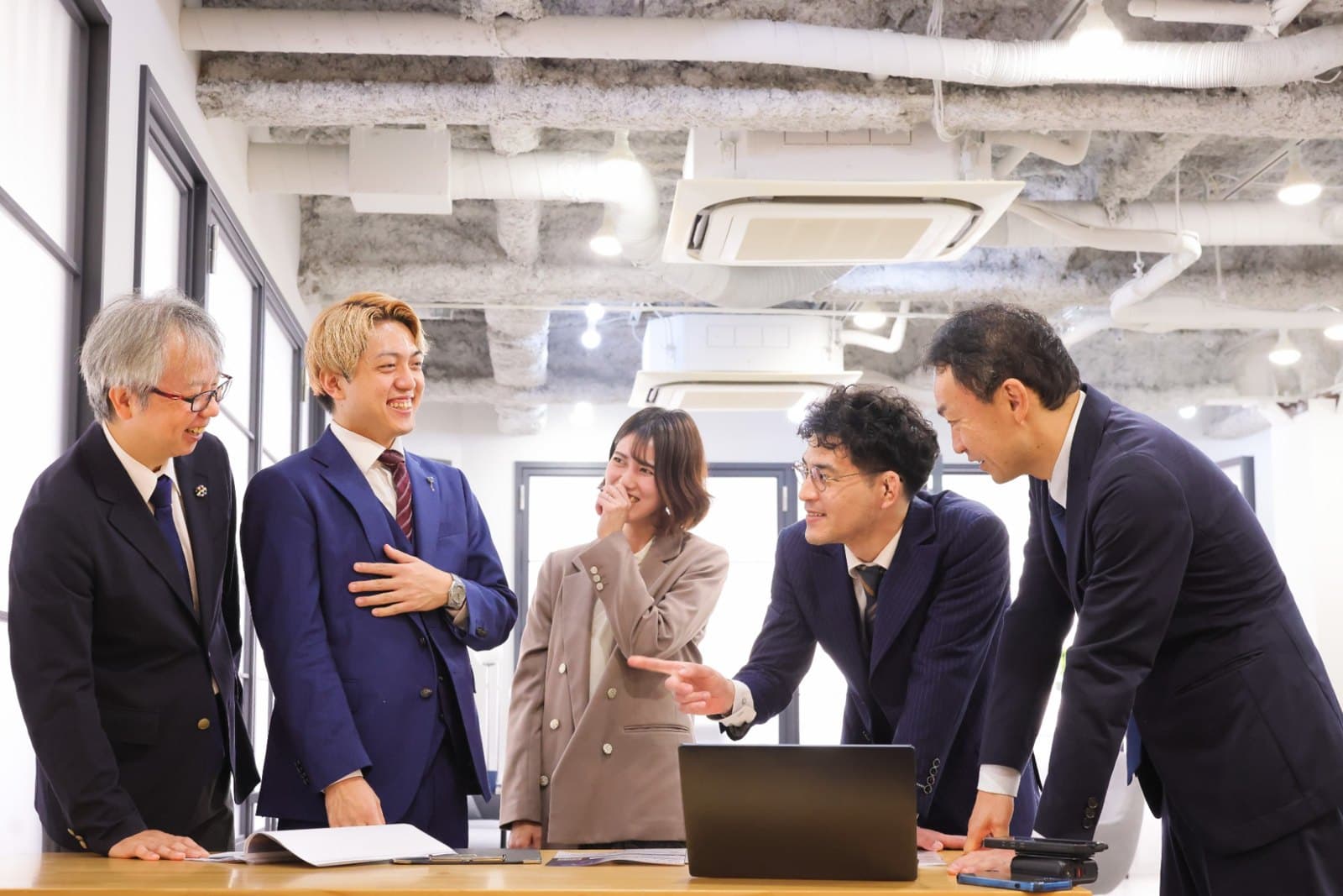 経営者と専門家チームが同じテーブルで課題を語り合う様子